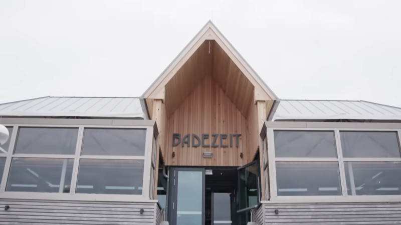 Eleganter Auftakt zur Wintersaison: Das Finale der Perfektion an der „Badezeit“