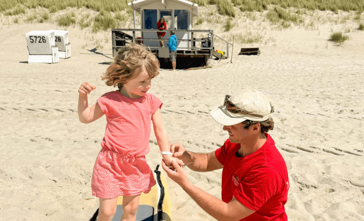 Auf der Insel: Kleines Armband, große Sicherheit auf Sylt 2026 – Kindersucharmbänder