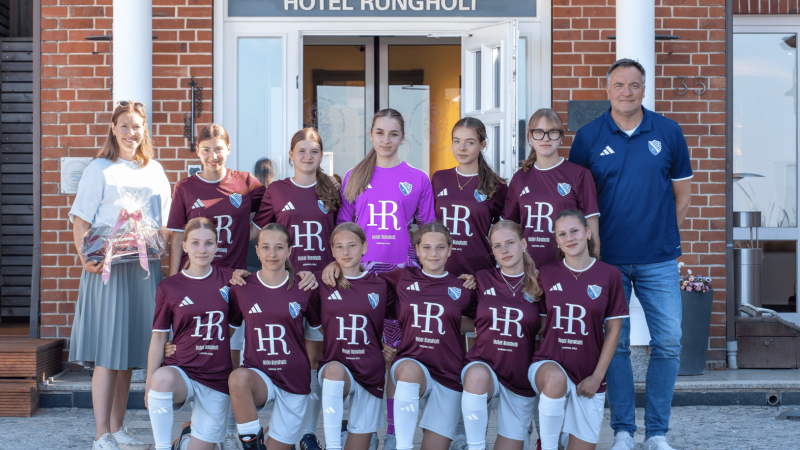 Von Kampen auf den Fussballplatz: Warum das Hotel Rungholt Sylts Jugend neue Trikots schenkt