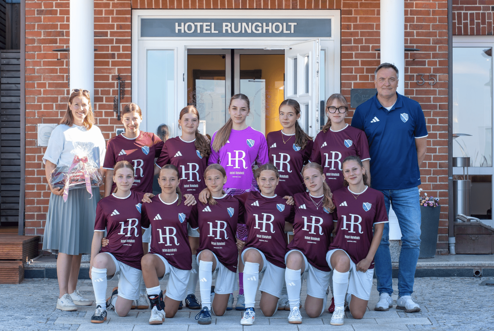 Von Kampen auf den Fussballplatz: Warum das Hotel Rungholt Sylts Jugend neue Trikots schenkt
