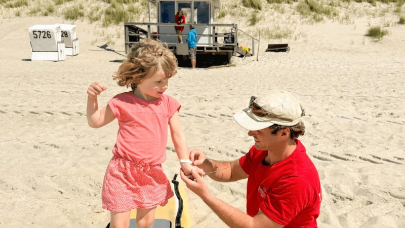 Kleines Armband, große Sicherheit auf Sylt – Kindersucharmbänder am Strand